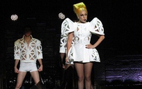 Lady Gaga bị đánh vào đầu trên sân khấu
