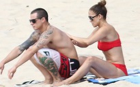 Jennifer Lopez vui đùa cùng “phi công trẻ” bên bờ biển
