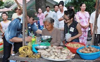 Trương Nam Thành tham gia nấu cơm từ thiện