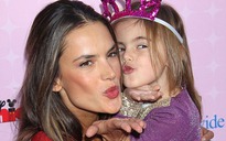 Mẹ con siêu mẫu Alessandra Ambrosio khoe dáng "chuẩn"