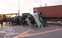 TPHCM: Xe container tông xe khách, 12 người bị thương