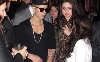 Justin Bieber tay trong tay thân mật Selena Gomez