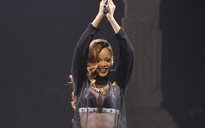 Rihanna diễn trễ một giờ, không xin lỗi khán giả