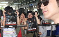 “Fan” hớn hở đón Kim Bum tại sân bay Tân Sơn Nhất