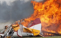 Máy bay trình diễn nổ tung, 2 người chết