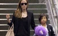 Pax Thiên theo Angelina Jolie "sống máy bay"