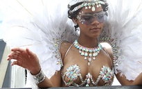 Rihanna diện bikini lấp lánh “quậy” lễ hội ở quê nhà