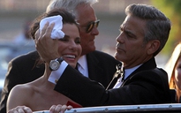 George Clooney tận tình chăm lo người đẹp Sandra Bullock