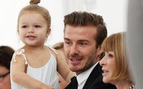 David Beckham bế con cổ vũ tinh thần vợ