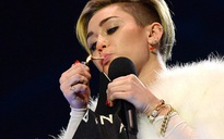 Miley Cyrus trượt dài trong vòng xoáy “sốc, hở”