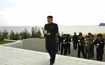 Ông Kim Jong-un viếng mộ 30 lính hải quân chết bí ẩn