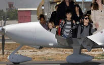 Angelina Jolie bị cấm lái máy bay cá nhân