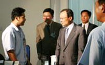 Thủ tướng Hàn Quốc Lee Hae Chan trò chuyện thân tình với nhân viên VN