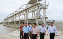 Ông Lê Huy Ngọ kiểm tra các tuyến đê biển Trà Vinh