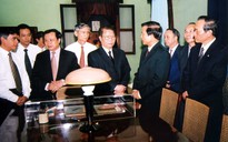 Chủ tịch nước Trần Đức Lương dâng hương tưởng nhớ Chủ tịch Hồ Chí Minh
