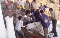 Xây khách sạn làm sập tường trường học