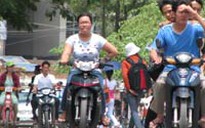 Làng “không thích” đội mũ bảo hiểm!