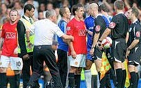 Xe chở cầu thủ M.U bị CĐV Chelsea tấn công