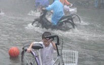 Mưa lụt miền Trung, nhiều tàu thuyền gặp nạn