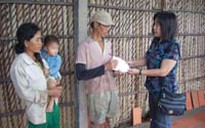 Tặng “Bà mẹ nuôi 2 người con điên” 6 triệu đồng