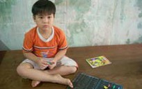 Phạt trẻ bằng cách... cởi quần áo trước lớp !