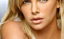 Charlize Theron bị kiện vì không đeo đồng hồ