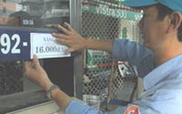 Xăng giảm thêm 500 đồng/lít: Thất vọng!