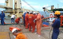 Xăng dầu tràn tại chân đèo Hải Vân đã được hút hết