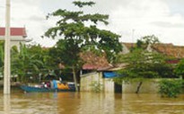 Mưa lũ, lốc xoáy tiếp tục hoành hành miền Trung