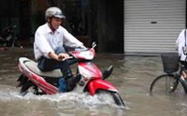 Mưa lớn, đường phố Hà Nội chìm trong biển nước
