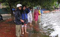 Hà Nội: Nhiều vùng vẫn bị ngập sâu