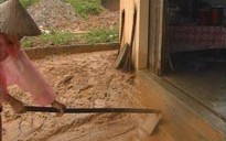 Nhiều địa phương bị cô lập, nhà dân bị đất đá vùi lấp