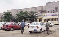 Học lái xe cũng bị làm “luật”