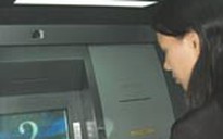 Nạp tiền vào thẻ ATM, coi chừng bị lừa!