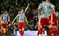 Keane "nổ súng", Liverpool chia điểm Arsenal