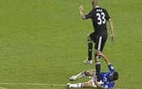 Hậu vệ Chelsea may mắn thoát án phạt của FA
