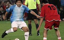 Maradona bất ngờ thăm Barca trước giờ luyện tập