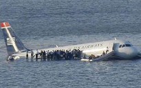 Máy bay chở khách lao xuống sông Hudson ở New York