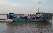 Thiếu tiền đò, hàng trăm học sinh nghỉ học