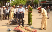 Ô tô cán xe máy, 1 cô gái chết tại chỗ
