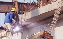 Chậm tháo dỡ dầm cầu bị gãy