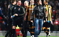 Hull tố cáo Arsenal gian lận