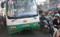 Xe buýt chạy ẩu, cán 2 người chết, 1 bị thương nặng