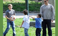 Con trai Beckham trổ tài chơi bóng!