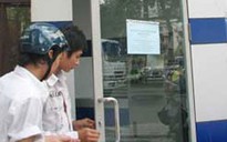 Đi rút tiền, bị nhốt trong buồng ATM