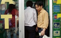 Rút tiền ATM bị điện giật