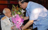 Tổng Bí thư Nông Đức Mạnh chúc mừng Đại tướng Võ Nguyên Giáp