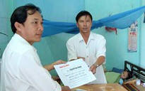 Trao 25 triệu đồng bạn đọc hỗ trợ cháu Phạm Thị Xinh