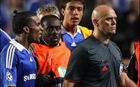 Trọng tài "hại" Chelsea bị dọa giết