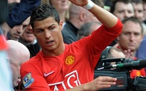 Ronaldo xin lỗi sau hành động ném áo